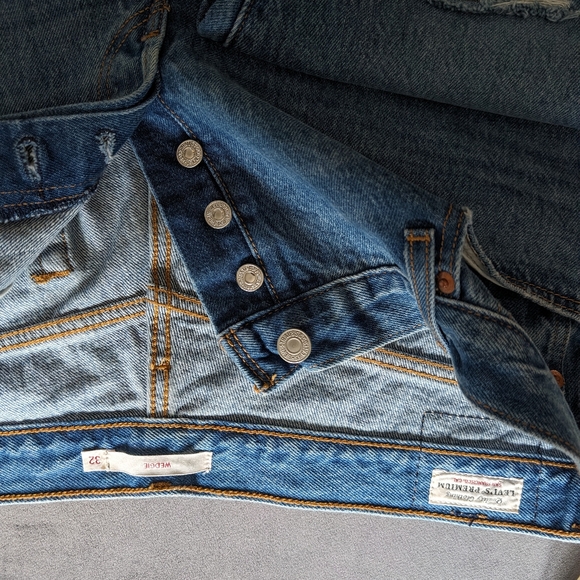 Distressed Levi wedgie jean - Picture 4 of 4